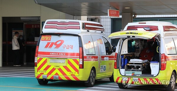  ▲우울증 등 정신건강 문제로 응급실을 찾은 청소년과 20대 초반 성인이 5년간 2배 가까이로 늘어난 것으로 나타났다. 사진은 지난 22일 오전 서울 시내 한 상급종합병원 응급의료센터 앞에 환자를 이송한 구급차가 주차돼 있는 모습.(사진출처=연합뉴스)