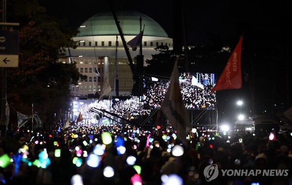  ▲윤석열 대통령 탄핵소추안이 가결된 지난해 12월 14일 서울 여의도 국회 앞에서 열린 촛불집회에 참석한 시민들이 응원봉과 촛불을 켠 채 환호하고 있다.(사진출처=연합뉴스)