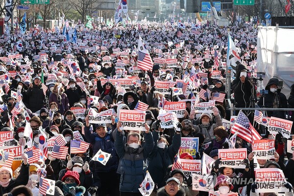  ▲지난해 12월14일 오후 서울 종로구 동화면세점 앞에서 보수성향 단체인 대한민국바로세우기국민운동본부(대국본) 주최로 열린 '자유 대한민국 수호 국민혁명대회'에서 참석자들이 탄핵 반대 구호를 외치고 있다.(사진출처=연합뉴스)