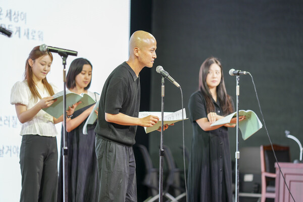  ▲위하모니아는 암 경험자와 보호자들의 정서적 회복과 치유, 사회 복귀를 위한 음악적 동행을 하고 있다. 사진은 조시형 대표와 위하모니아 멤버들이 공연하는 모습 (사진=본인 제공)