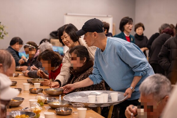▲교회에서 봉사하고 있는 조시형 대표 (사진=본인 제공) 