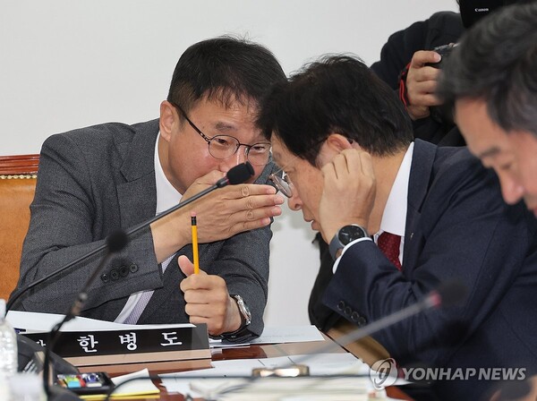  ▲지난 17일 서울 여의도 국회에서 열린 예산결산특별위원회 예산안 조정소위원회에서 한병도 소위원장이 국민의힘 박형수 간사와 대화하고 있다.(사진출처=연합뉴스)