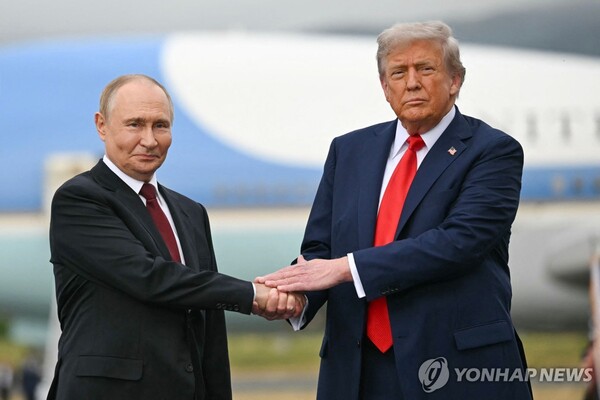  ▲도널드 트럼프 미국 대통령이 우크라이나 전쟁을 종식하기 위해 최근 제안한 28개 항목의 평화구상안을 작성한 주체에 대한 논란이 지속되고 있다. 사진은 블라디미르 푸틴 러시아 대통령(왼쪽)과 도널드 트럼프 미국 대통령.(AFP, 출처=연합뉴스)