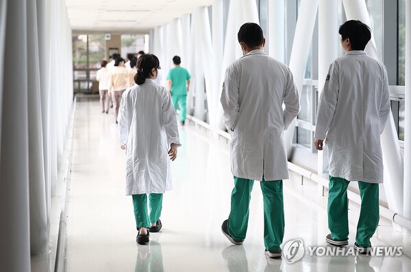  ▲의대 정원에 반발해 병원을 떠났던 사직 전공의 상당수가 지난 9월 1일 업무 현장에 복귀했다. 이날 서울 시내 한 대형병원에서 의료진이 이동하고 있다. (사진출처=연합뉴스)