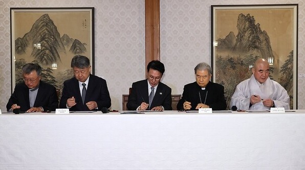  ▲김민석 국무총리가 24일 서울 종로구 삼청동 총리공관에서 제1차 정부-종교계 상생협력 원탁회의를 갖기에 앞서 열린 협약식에서 서명하고 있다. 왼쪽부터 나상호 원불교 교정원장, 김종혁 한국교회총연합 대표회장, 김 총리, 이용훈 천주교주교회의 의장, 성웅 조계종 총무부장.(사진출처=연합뉴스)
