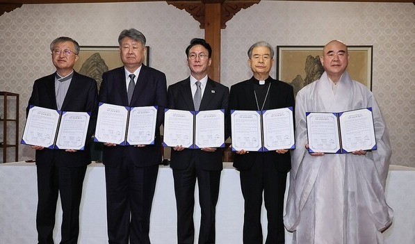  ▲김민석 국무총리가 24일 서울 종로구 삼청동 총리공관에서 제1차 정부-종교계 상생협력 원탁회의를 갖기에 앞서 협약서를 들고 기념 촬영을 하고 있다. 왼쪽부터 나상호 원불교 교정원장, 김종혁 한국교회총연합 대표회장, 김 총리, 이용훈 천주교주교회의 의장, 성웅 조계종 총무부장.(사진출처=연합뉴스)