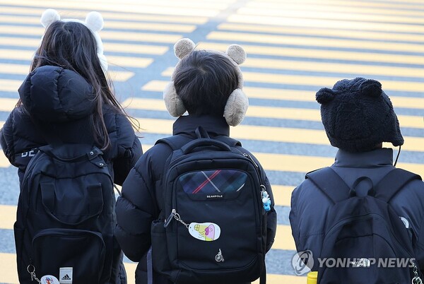  ▲올겨울은 기온이 평년과 비슷하거나 평년보다 더 높아 크게 춥지는 않을 것으로 예상됐다. 사진은 지난 18일 경기도 수원시 한 초등학교 앞에서 방한 귀마개를 한 어린이들이 등교하는 모습.(사진출처=연합뉴스)