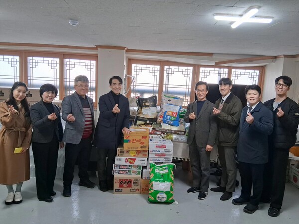  ▲베들레헴교회 김민우 목사와 성도들이 다니엘선교교회 박갑도 목사에게 선교물품을 전달하고 있다.ⓒ데일리굿뉴스