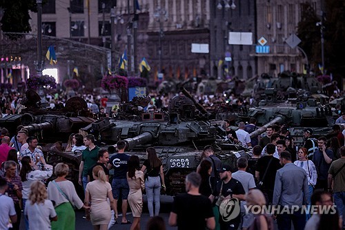  ▲우크라이나군에 의해 파괴된 러시아 전차 바라보는 키이우 시민들(EPA, 출처=연합뉴스)