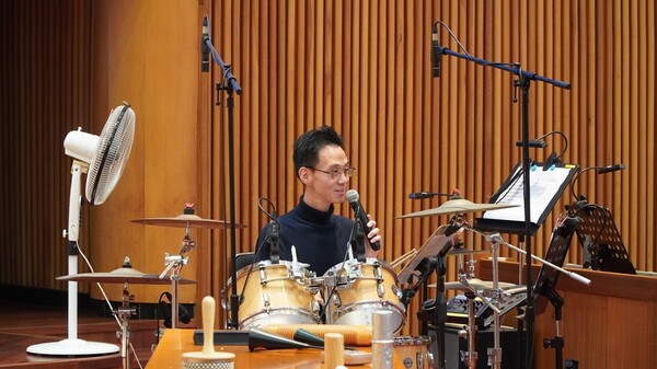  ▲지난 20일에 드려진 부산 동서대학교 영어 채플에서 강사 최원호 목사가 직접 드럼을 연주하며 타악기에 복음의 메시지를 심어 전달했다.ⓒ데일리굿뉴스