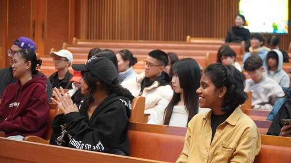  ▲열심히 설교말씀에 귀를 기울이고 있는 외국인 유학생 및 재학생들.ⓒ데일리굿뉴스