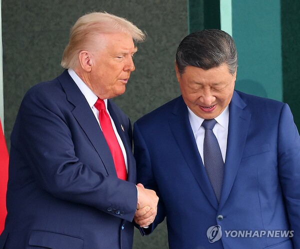  ▲도널드 트럼프 미국 대통령과 시진핑 중국 국가주석이 10월 30일 부산 김해공군기지 의전실 나래마루에서 미중 정상회담을 마친 뒤 회담장을 나서며 악수하고 있다.(사진출처=연합뉴스)