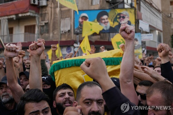  ▲24일(현지시간) 레바논 수도 베이루트 남부 교외 지역에서 헤즈볼라 2인자 하이탐 알리 타바타바이의 장례식이 열린 가운데 지지자들이 그의 관을 운구하며 구호를 외치고 있다.(AP, 출처=연합뉴스)