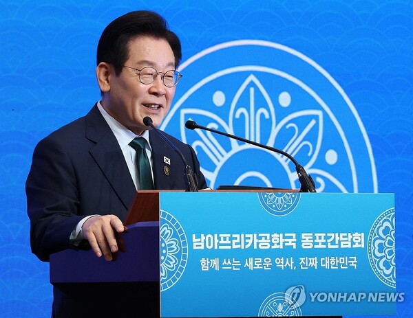  ▲이재명 대통령이 23일(현지시간) 남아프리카공화국 요하네스버그 샌튼 컨벤션센터에서 열린 동포 오찬간담회에서 인사말을 하고 있다.(사진출처=연합뉴스)