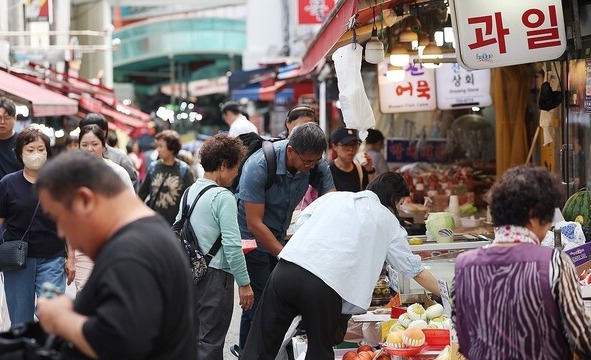 ▲전통시장에서 장 보는 시민들.(사진출처=연합뉴스)