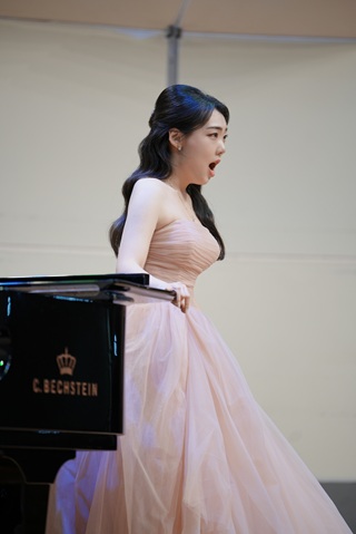  ▲교회 음악과 성악전공 4학년 조하은 씨가 열창을 하고 있다.ⓒ데일리굿뉴스