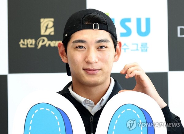  ▲은퇴 프로야구 선수들의 모임인 사단법인 일구회의 일구상 특별공로상 수상자로 선정 샌프란시스코 자이언츠 이정후. 사진은 지난 12일 강원 횡성군 벨라45 컨트리클럽에서 열린 류현진재단 자선 골프대회에서 이정후가 기념 촬영하는 모습.(사진출처=연합뉴스)