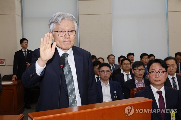  ▲최동석 인사혁신처장이 지난 10월 15일 서울 여의도 국회에서 열린 행정안전위원회의 중앙선거관리위원회, 인사혁신처 등에 대한 국정감사에서 선서하고 있다.(사진출처=연합뉴스)