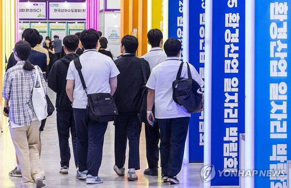  ▲제조업의 신규 채용 일자리가 줄어드는 등 청년 취업난이 심화하면서 특성화고, 마이스터고, 일반고 직업반 등 직업계고 졸업생의 절반 가까이는 취업 대신 대학 진학을 선택한 것으로 나타났다. 사진은 지난 5월 27일 서울 서초구 aT센터에서 환경부 주최로 개막된 2025 환경산업 일자리 박람회를 찾은 특성화 고등학교 학생들이 업체 채용 부스를 둘러보는 모습.(사진출처=연합뉴스)