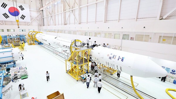  ▲고흥 나로우주센터 조립동에서 지난 19일 연구진들이 누리호 4차 발사 총조립을 수행하고 있다. 누리호는 오는 27일 네 번째 발사를 앞두고 있다.(한국항공우주연구원 제공, 출처=연합뉴스)