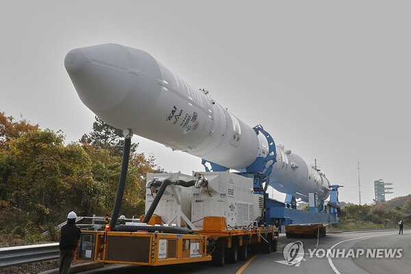  ▲한국형발사체 누리호가 25일 전남 고흥 나로우주센터에서 4차 발사를 위해 발사대로 이송되고 있다.(항우연 제공, 출처=연합뉴스)