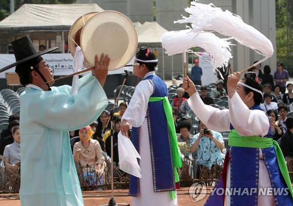  ▲2009년 9월 16일 오전 서울 용산구 국립중앙박물관에서 개막된 '2009 대한민국 전통연희축제'에서 관계자들이 고유제로 동해안별신굿을 선보이고 있다.(사진출처=연합뉴스)