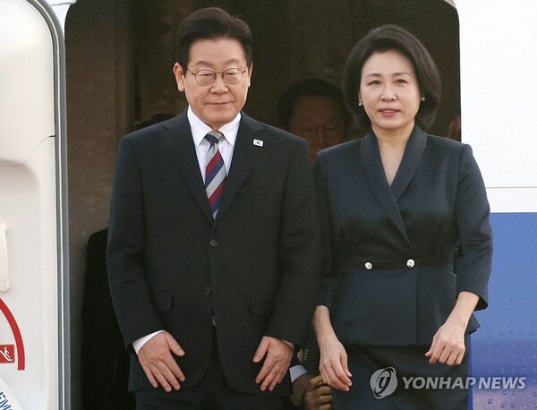  ▲주요 20개국(G20) 정상회의 참석을 계기로 아프리카·중동 4개국 순방을 마친 이재명 대통령과 김혜경 여사가 26일 성남 서울공항에 도착한 공군 1호기에서 내리고 있다.(사진출처=연합뉴스)