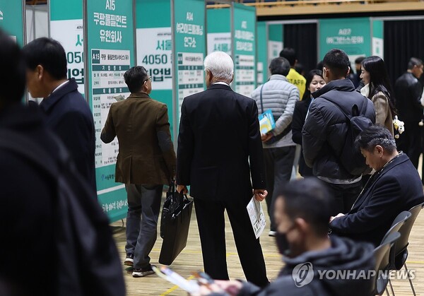  ▲IMF가 한국의 정년연장 필요성에 공감하면서도 국민연금 수급연령을 조정하고 경직된 임금구조를 뜯어고치는 방식의 구조개혁을 동시에 진행하라고 권고했다.(사진출처=연합뉴스)