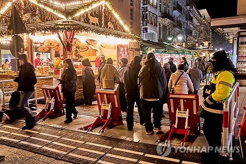  ▲지난 25일 프랑크푸르트 크리스마스 마켓에 투입된 경비 인력(AP, 출처=연합뉴스)
