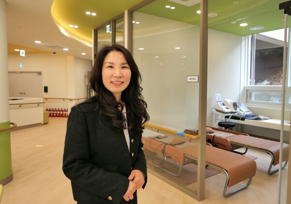 김영란 센터장이 센터를 소개하고 있다