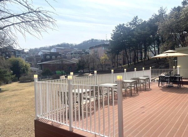 자연친화적으로 설계된 한신대데이케어센터 데크