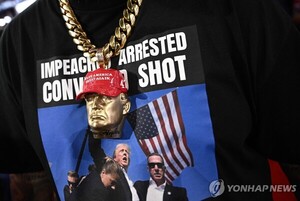 <b>트럼프 티셔츠</b>·<b>스티커</b> 온라인서 불티…총격사건 상품화 논란